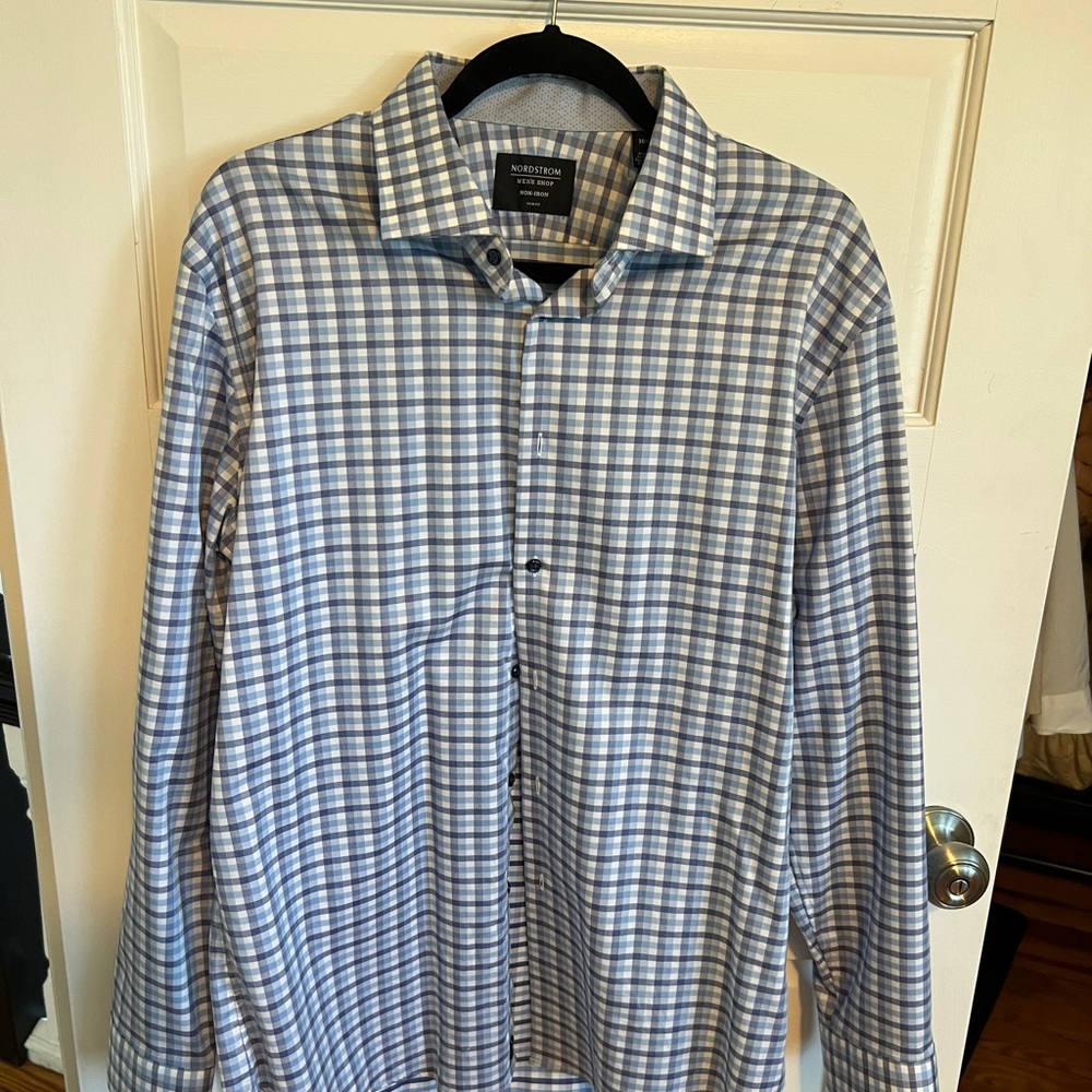 Nordstrom Mens Button Up. Trim fit.